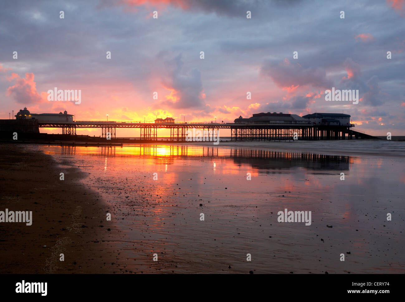 Cromer Pier bei Sonnenuntergang an der Küste von North Norfolk. Stockfoto