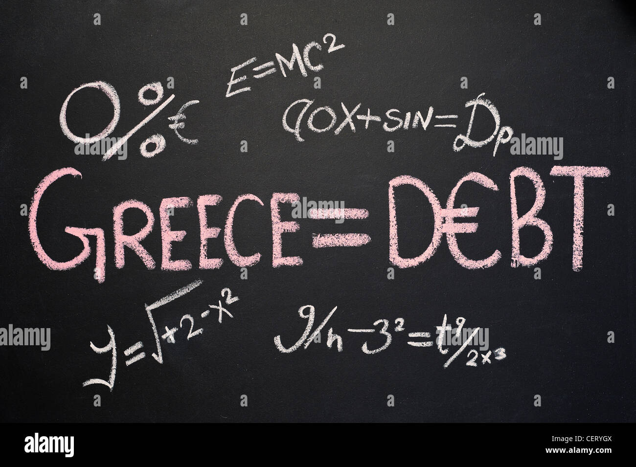 Tafel mit Griechenland = Schulden in Kreide und verschiedene andere Gleichungen geschrieben Stockfoto