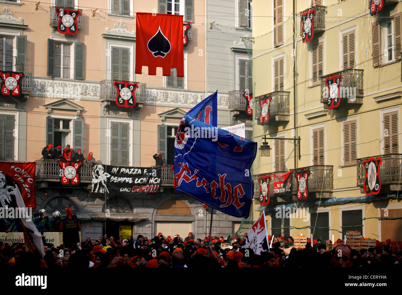 Massen, die Flagge während der Schlacht von Orangen (Battaglia Delle Arance), Ivrea Karneval Stockfoto