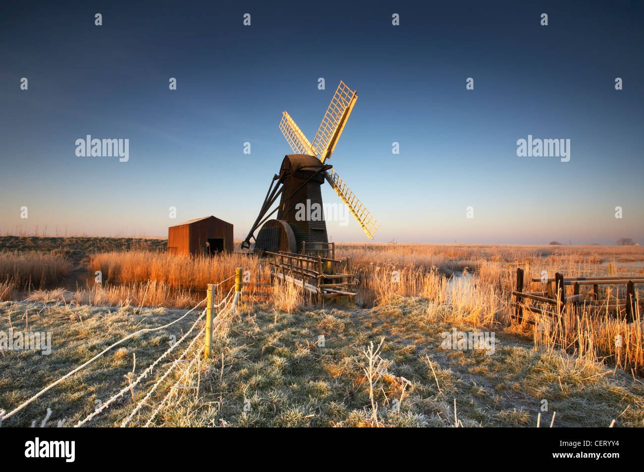 Herringfleet Windmühle an einem kalten hoar Milchglas Morgen. Stockfoto