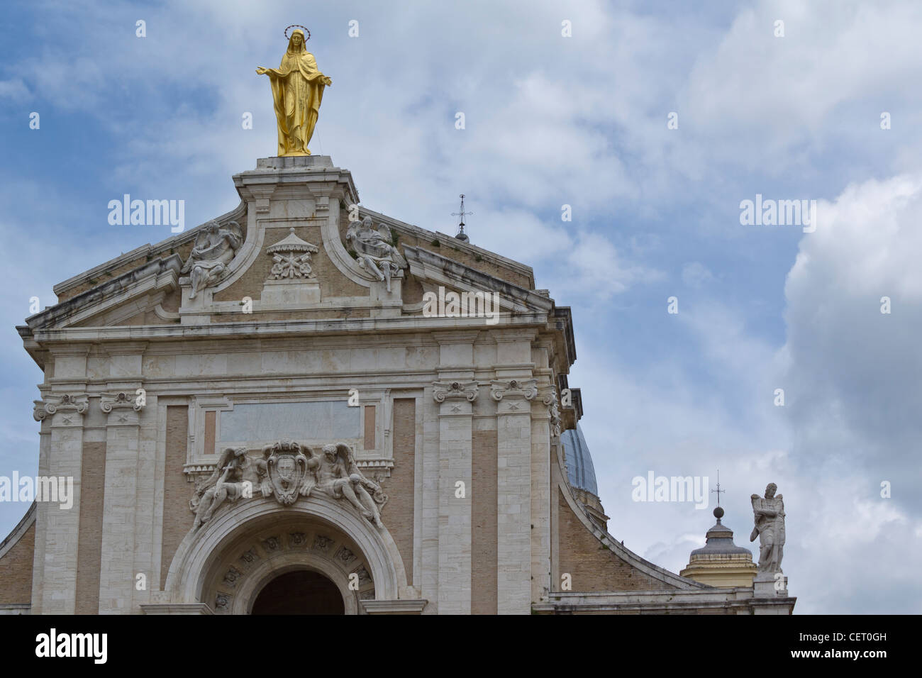 Die Basilika der Heiligen Maria von den Engeln im Tal unterhalb von Assisi. Stockfoto