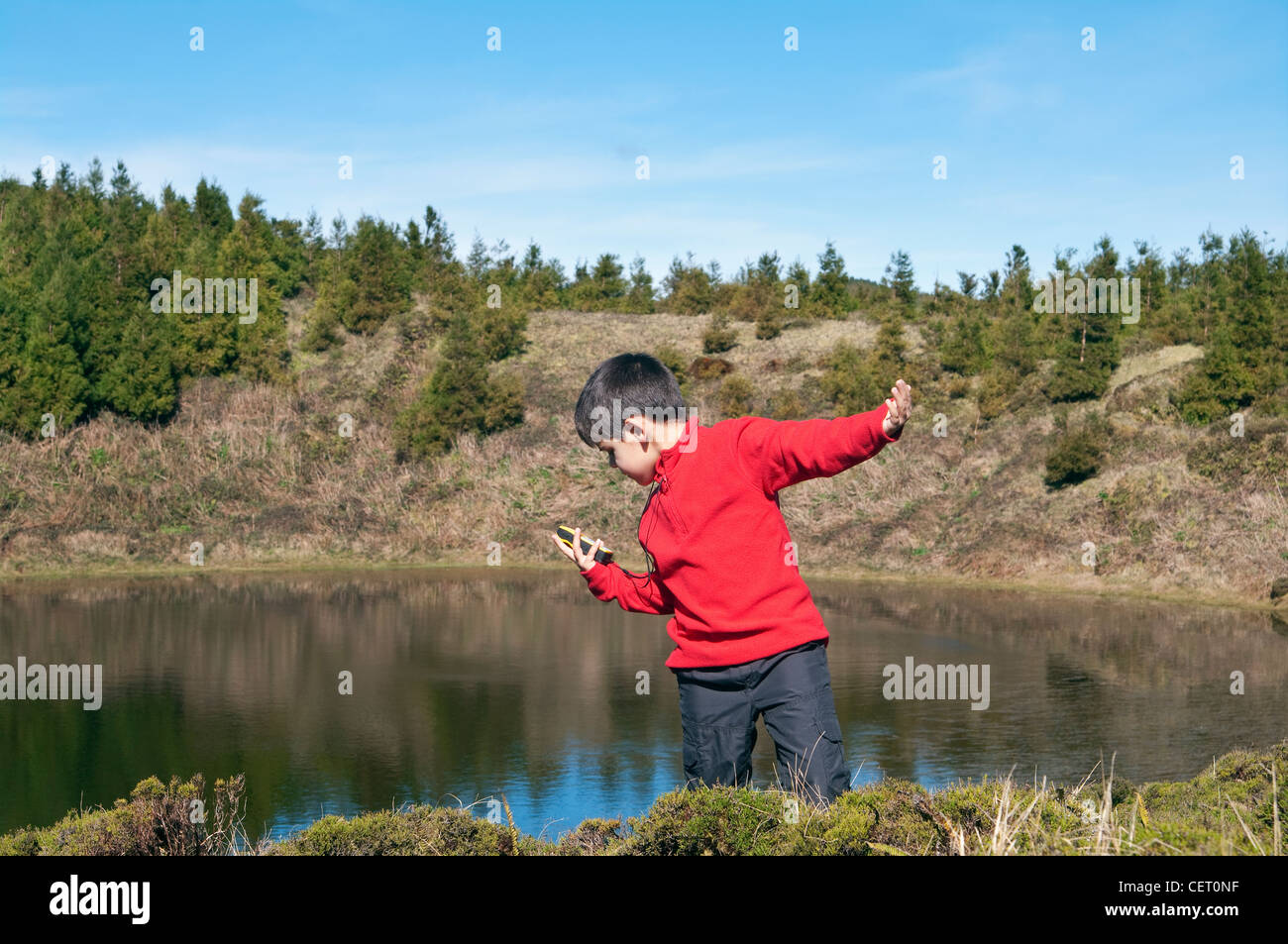 Junge-Geocaching in die Hauben, in der Nähe von einer Lagune. Die Freunde anzurufen Stockfoto