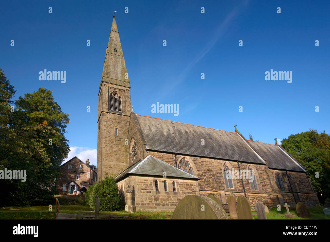 Blauen Herbsthimmel über Bamford Kirche im Peak District. Stockfoto