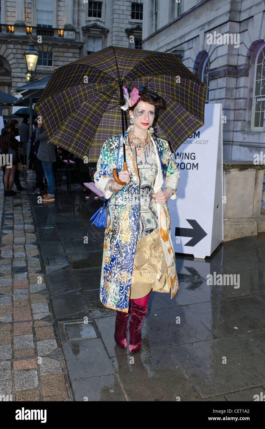 Anna Kompaniets mit Regenschirm, Somerset House London Fashion Week Stockfoto