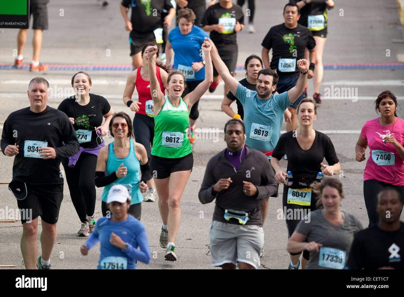 Sportler zu feiern, als mehr als 18.000 Läufer die Straßen der Innenstadt von Austin für das jährliche Marathonrennen schlug Stockfoto