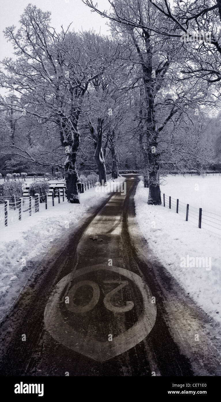 Zwanzig Tempolimit Schild Lamington Schottland im Schnee Winter Stockfoto