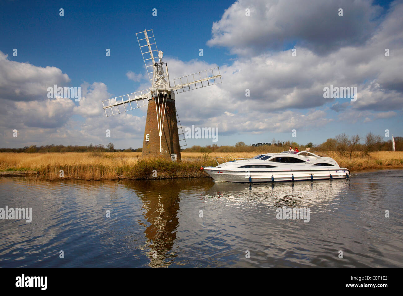 Turf Moor Windmühle und eine moderne Urlaub Motoryacht, Segeln auf dem Fluss Ant. Stockfoto