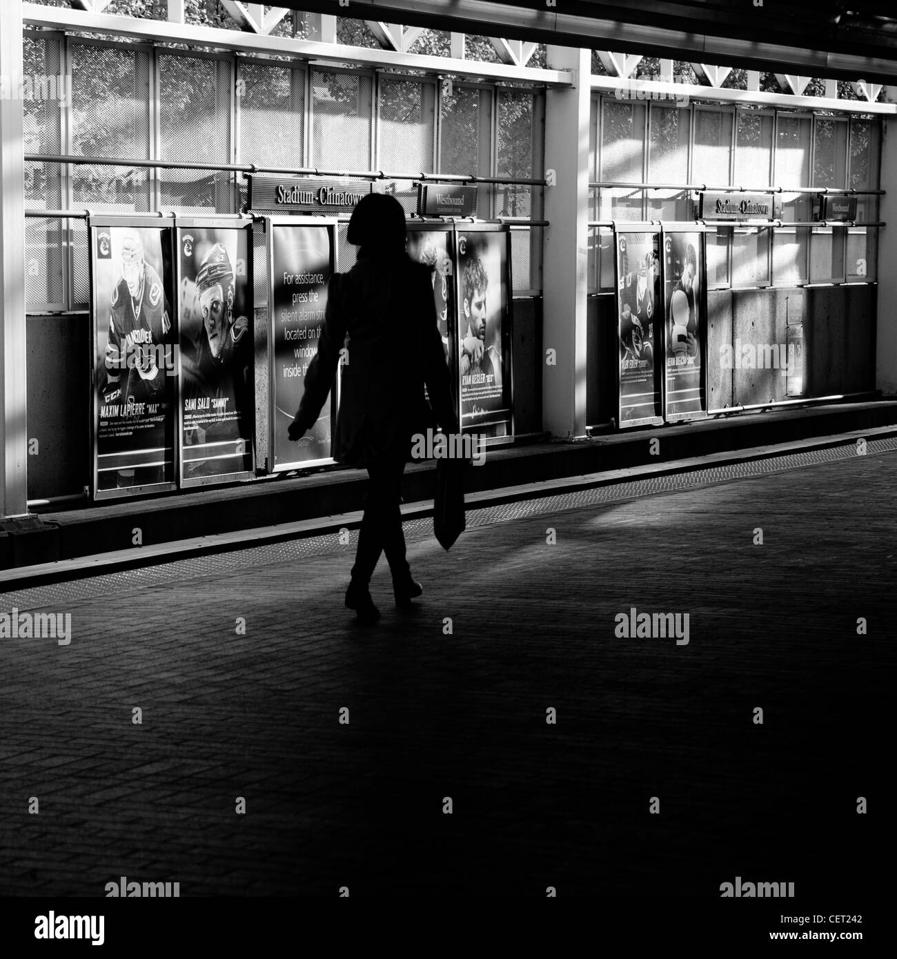 Silhouette der weiblichen Figur allein zu Fuß entlang der Straße in Kanada Stockfoto