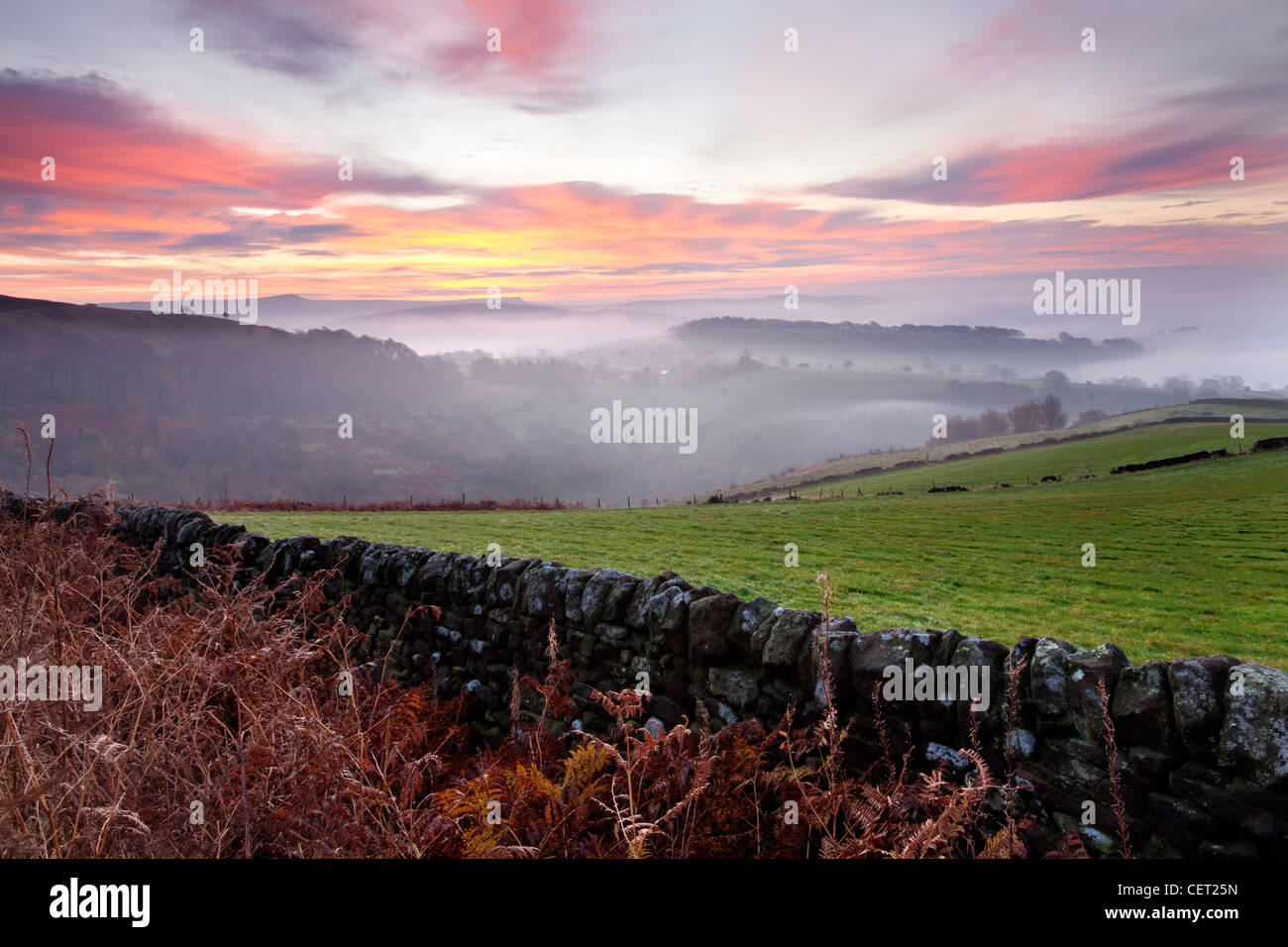 Herbstmorgen Nebel über dem Dorf Hathersage in der Peak District National Park. Stockfoto