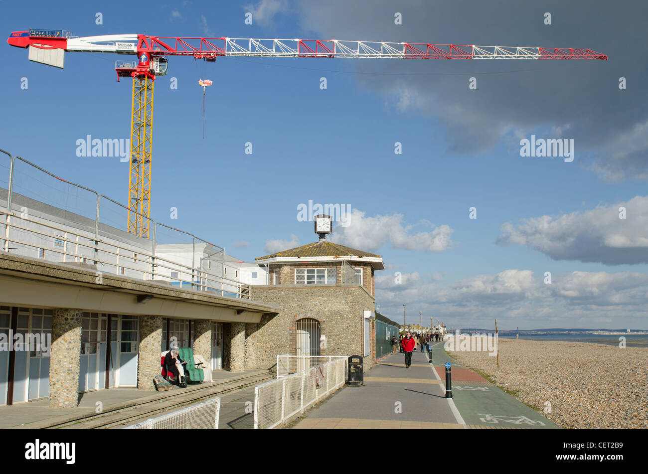 Kran bauen neues Schwimmbad in Worthing Beach West Sussex England Uk Stockfoto