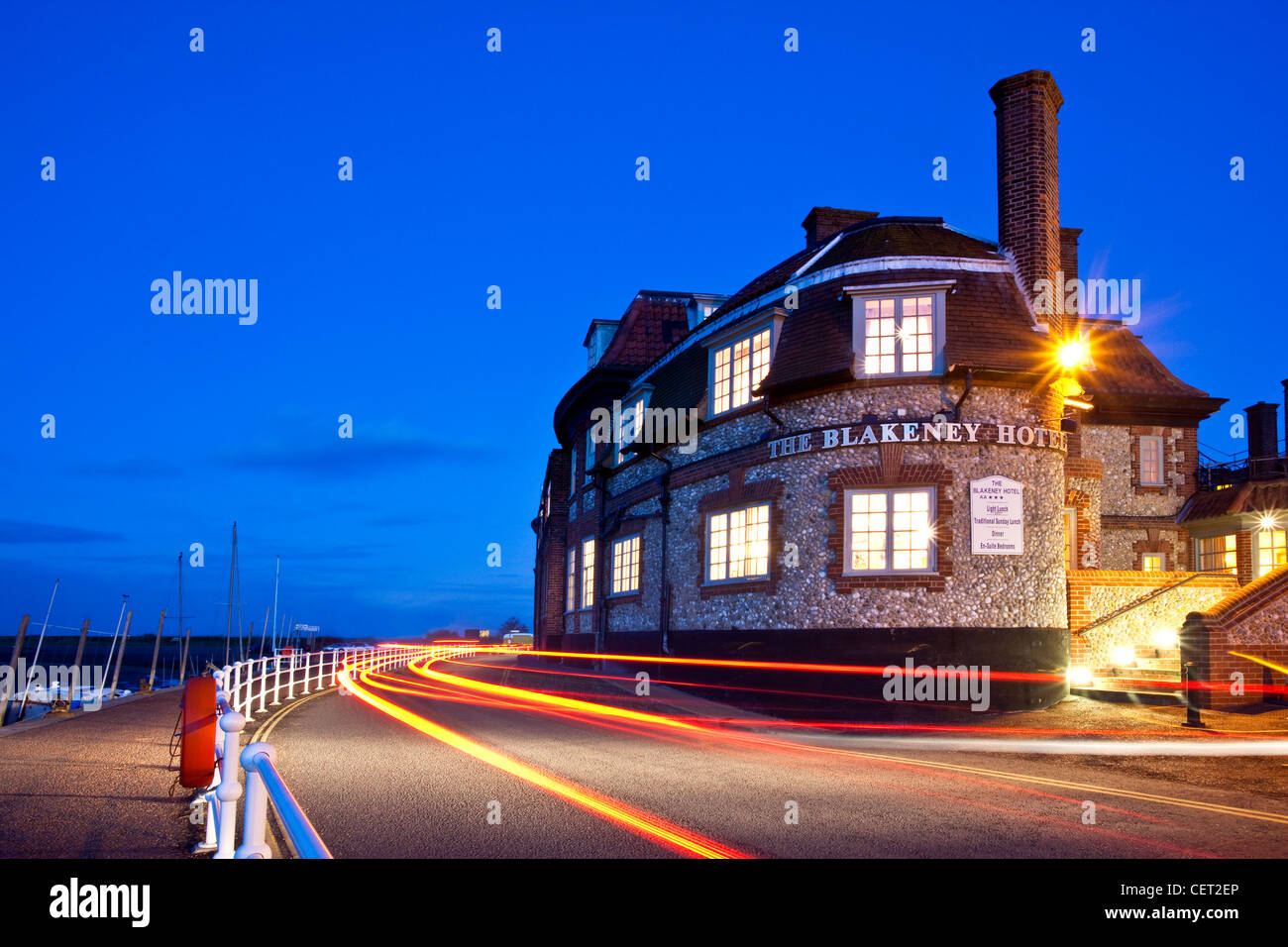 Lichtspuren von Autos Blakeney Hotel an der Küste von Norfolk in der Abenddämmerung. Stockfoto