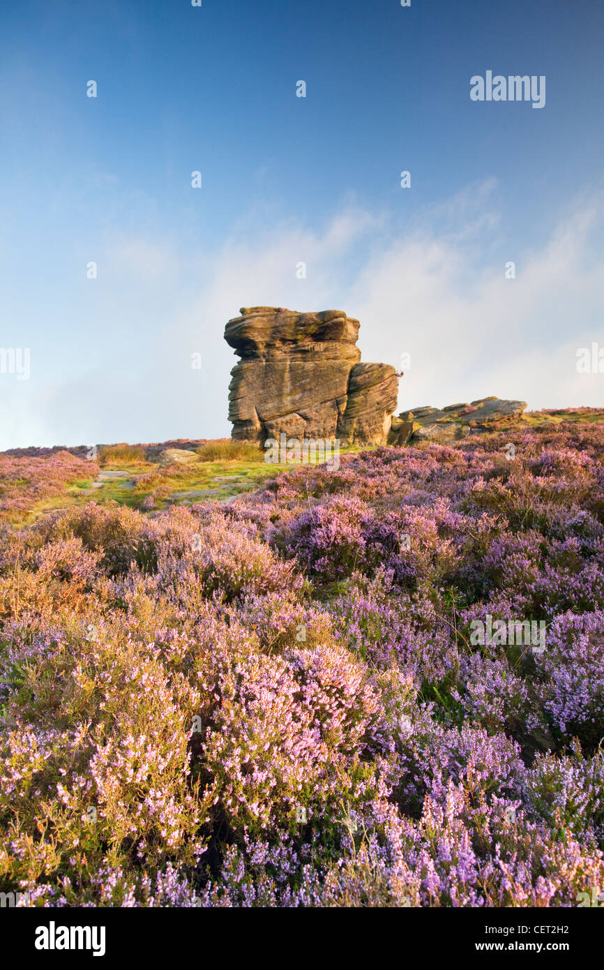 Mutter Kappe, einem Felsvorsprung auf Owler Tor im Peak District National Park. Stockfoto