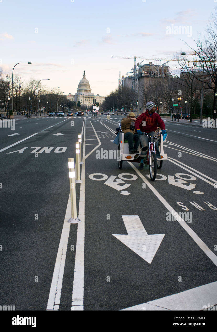 Eine Fahrradrikscha mit Passagieren auf Pennsylvania Avenue, Washington DC vor dem Kapitol-Gebäude Stockfoto