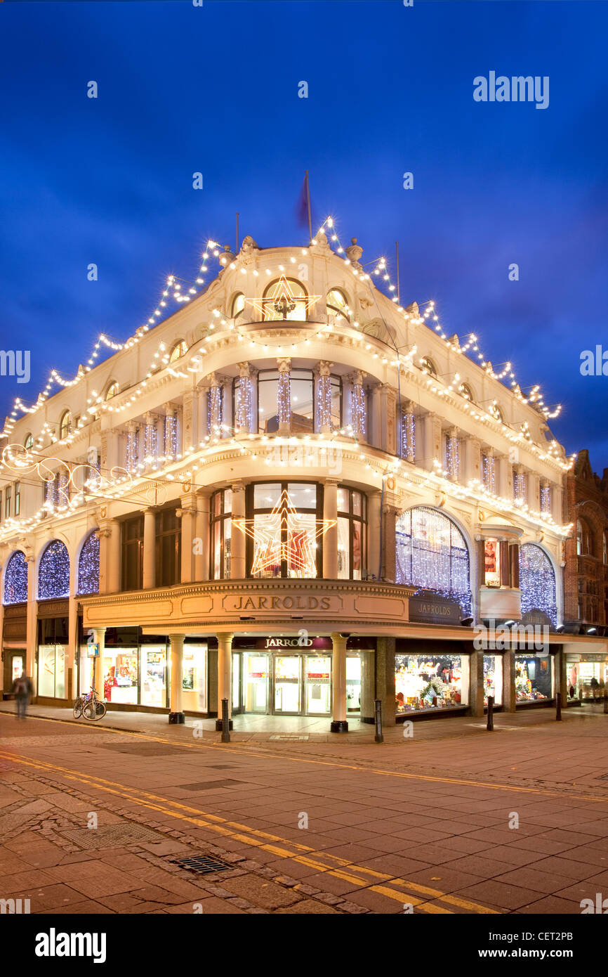 Jarrolds Kaufhaus beleuchtet an Weihnachten, an der Ecke Exhange und London Street im Stadtzentrum von Norwich. Stockfoto