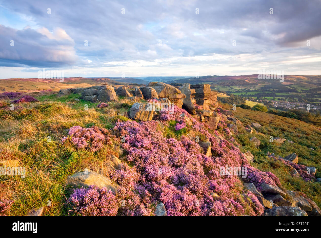 Der Knuckle Stein auf Carhead Felsen über dem Dorf Hathersage in der Peak District National Park. Stockfoto