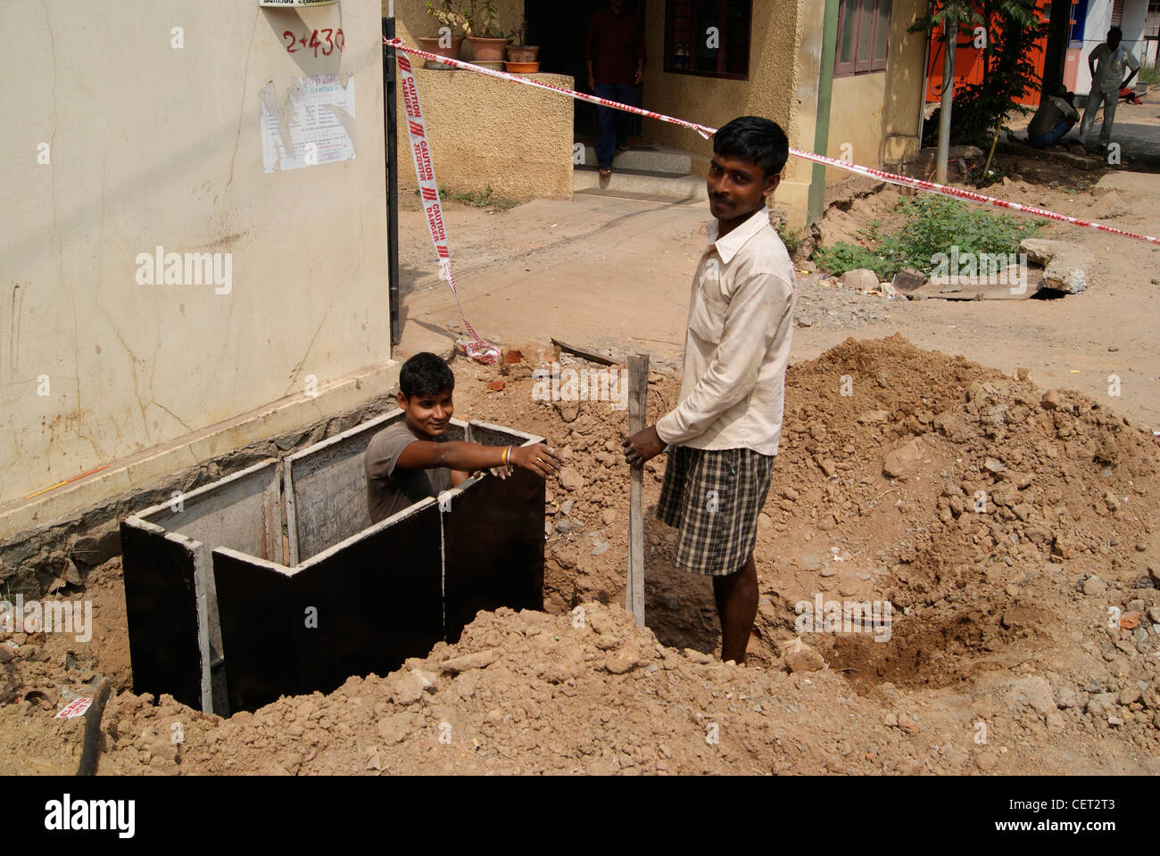 Männer auf Arbeit. Am Straßenrand Earth funktioniert für die Verlegung von Kabeln. Eine Szene von Trivandrum City, Kerala, Indien Stockfoto