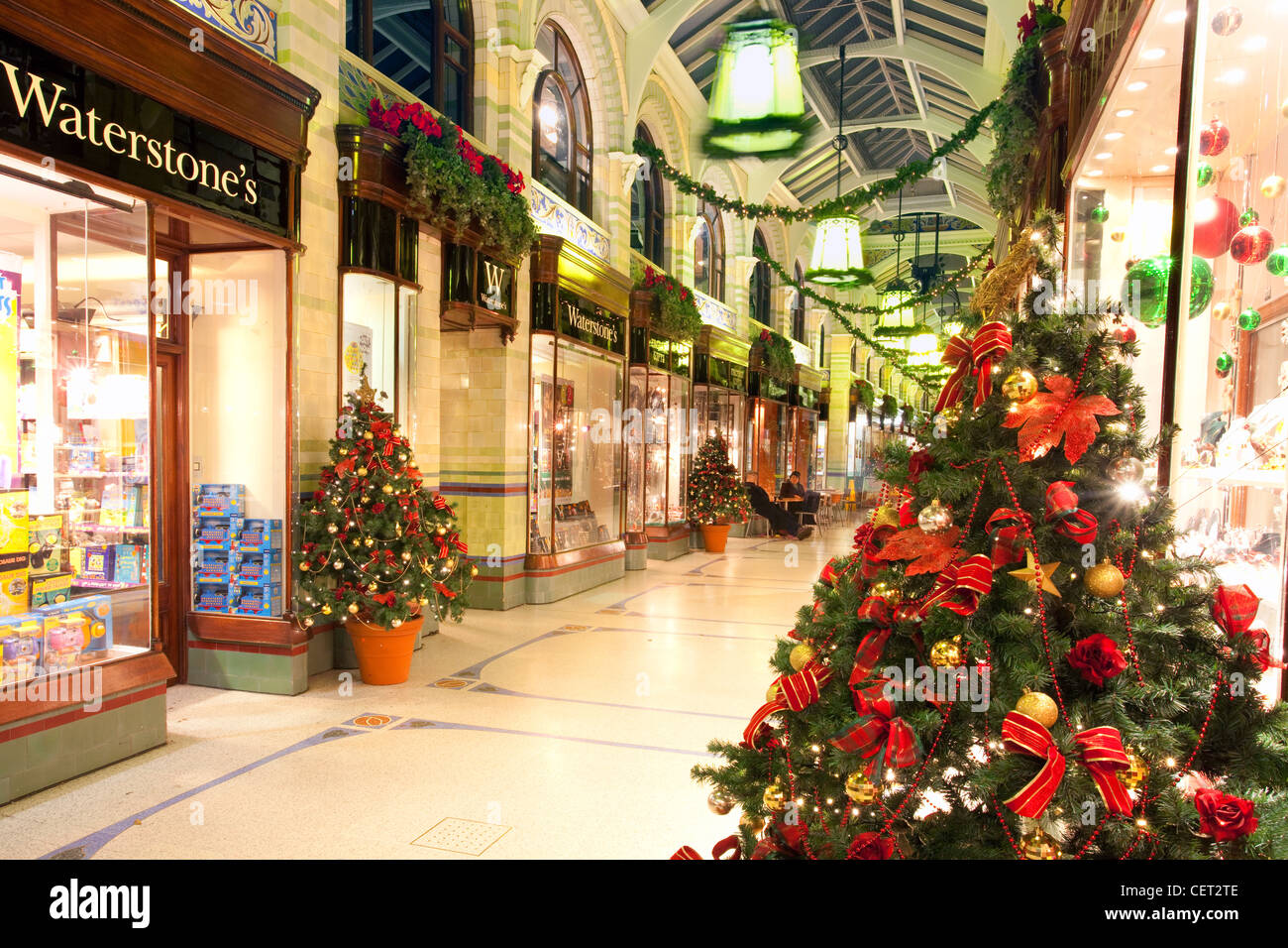Weihnachtsschmuck außerhalb Geschäfte in Royal Arcade in Norwich Stadtzentrum entfernt. Stockfoto