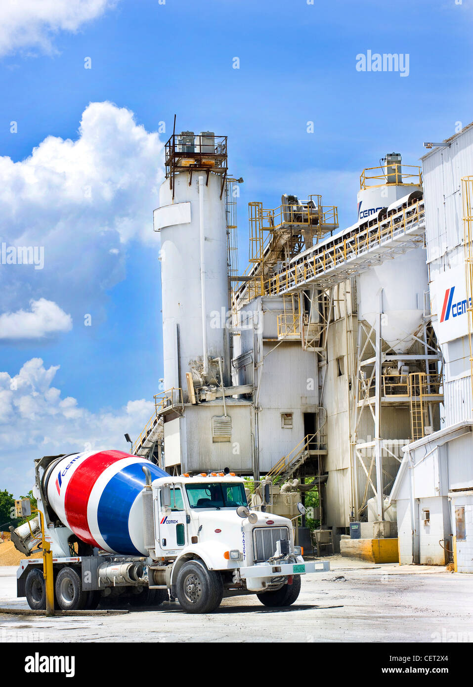 Zementwerk mit Zement-LKW Stockfoto