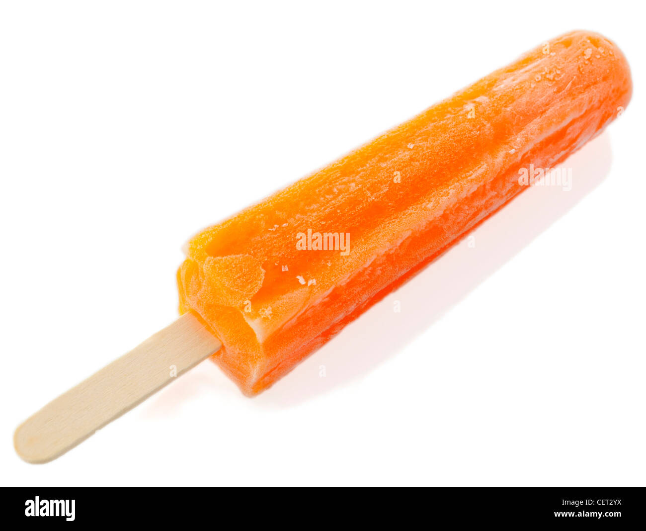 Orange pop auf weißem Eis Stockfotografie - Alamy