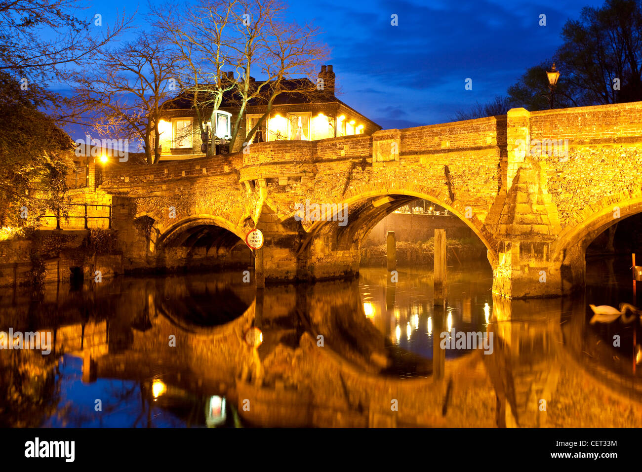 Die mittelalterliche Bischof-Brücke über den Fluss Wensum in der Nacht. Die Brücke wurde im Jahre 1340 erbaut und ist eines der ältesten Brücken noch i Stockfoto