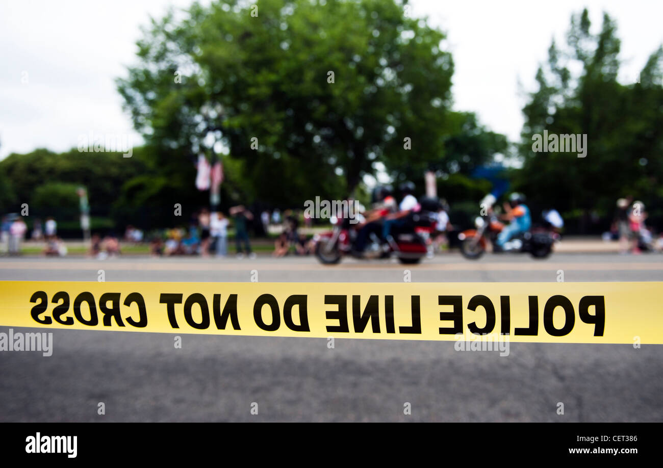 Polizei-Linie nicht überqueren, Polizei Klebeband in der Innenstadt von Washington DC mit Motorrädern im Hintergrund. Stockfoto
