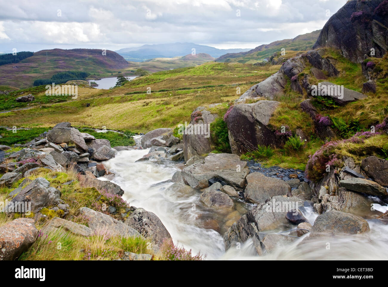 Wasserfall in Richtung der Stadt wieder im Snowdonia National Park von Llyn Cwmorthin liefen. Stockfoto