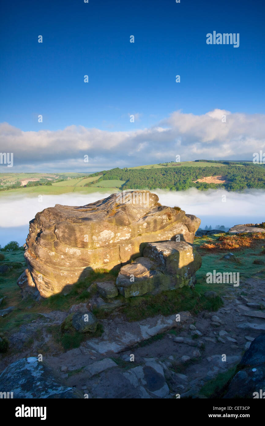 Tief liegende Nebel im Tal, unterhalb Froggatt Edge, ein Gritstone Böschung im Morgengrauen in der Peak District National Park. Stockfoto