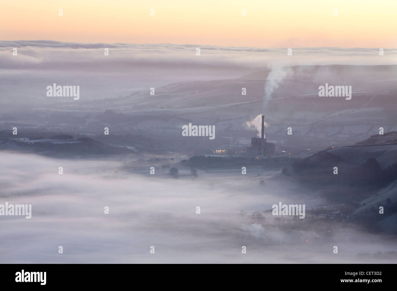 Hoffe Tal Zementwerke eingehüllt in Nebel bei Sonnenaufgang in der Peak District National Park. Stockfoto
