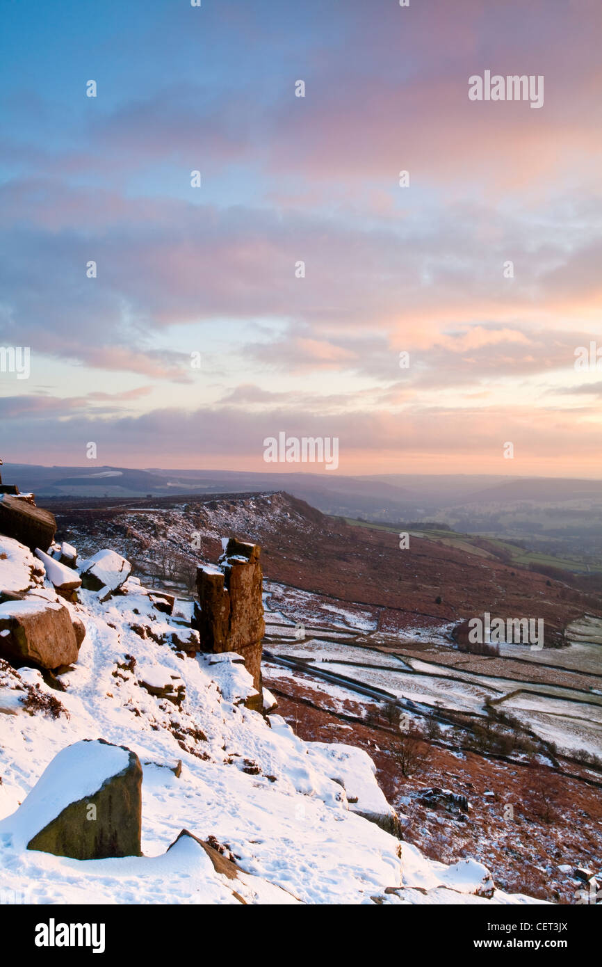 Curbar Rand und den Pinnacle Rock beleuchtet durch die letzten Strahlen der untergehenden Sonne in der Peak District National Park nach w Stockfoto