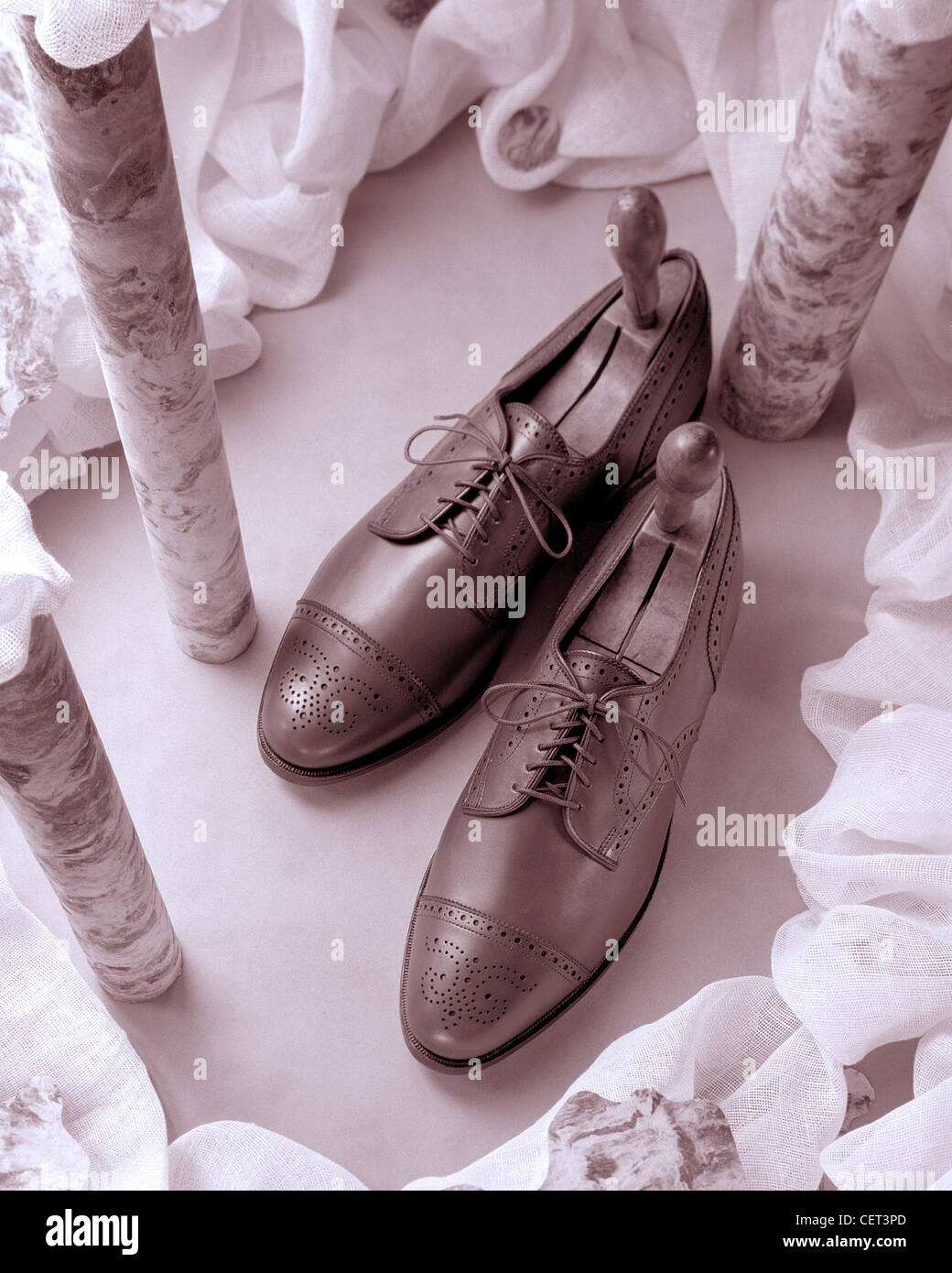 Stacey Adams Schuhe, retro, design-Stil Gruppe Stilleben auf materiellen Hintergrund.  Stiefel, Schuhe, Schnürsenkel klassischen vertikal Stockfoto