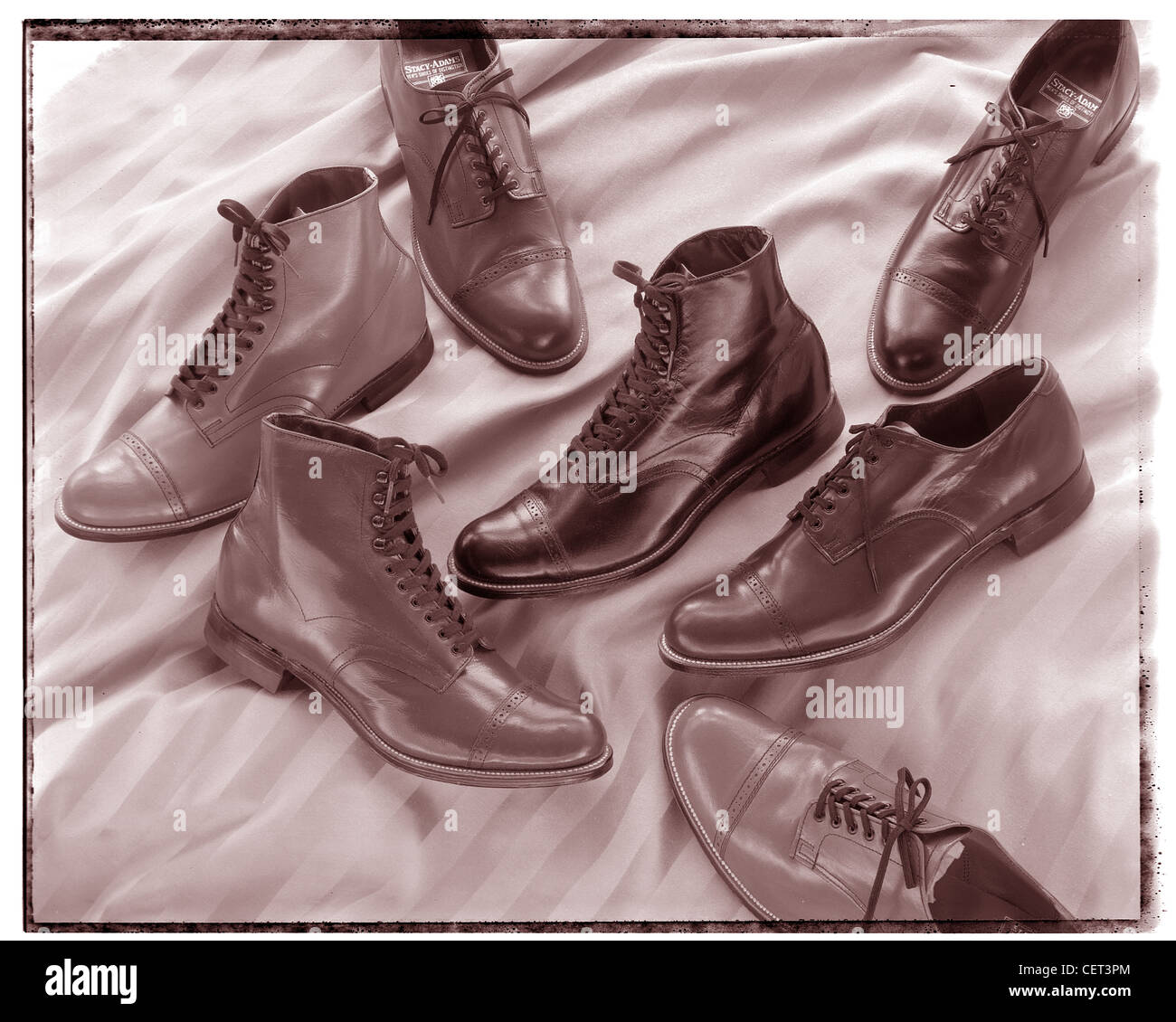 Stacey Adams Schuhe, retro, design-Stil Gruppe Stilleben auf materiellen Hintergrund.  Stiefel, Schuhe, Schnürsenkel klassischen horizontalen sepia Stockfoto