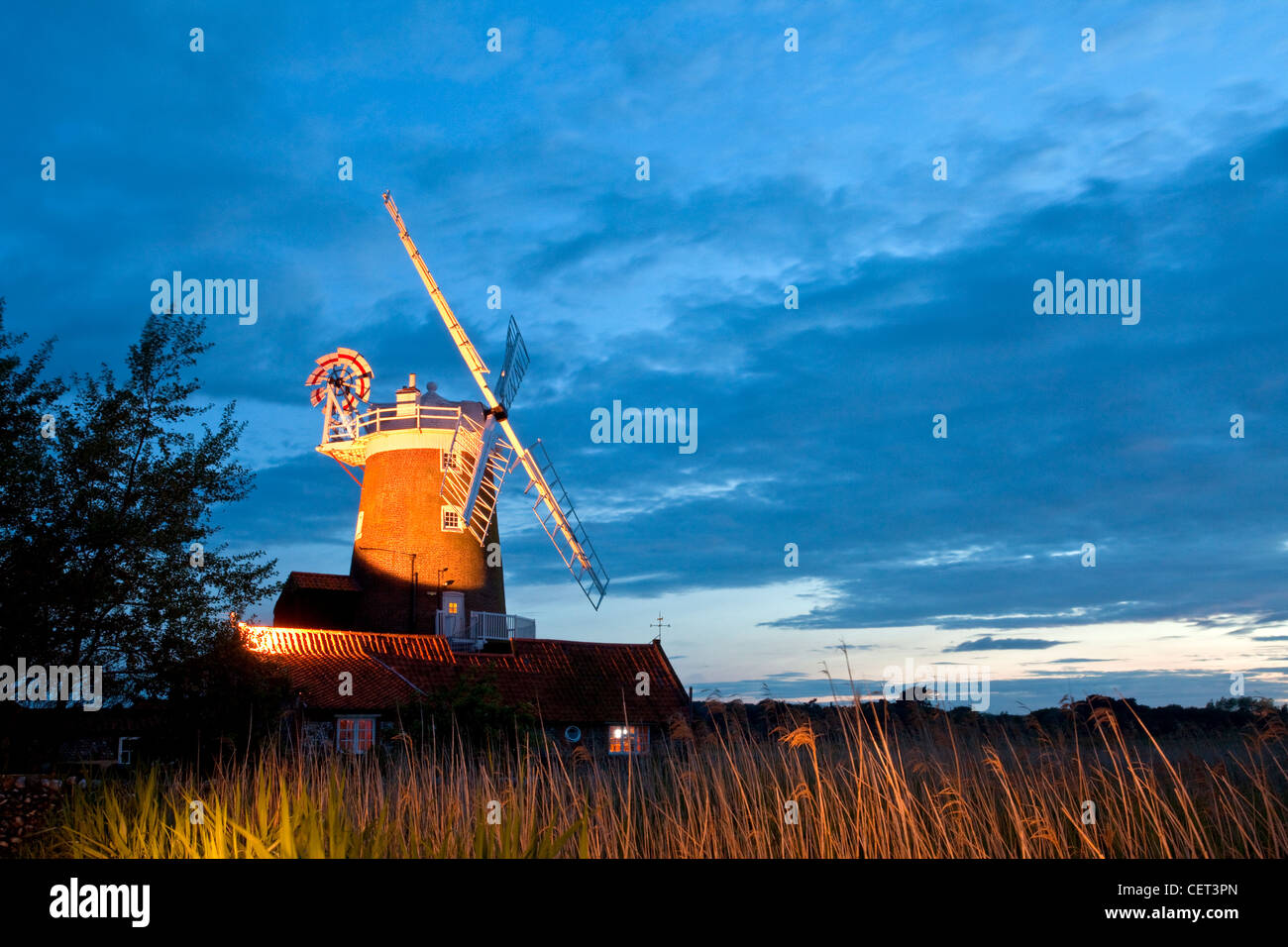 Cley Windmühle, eine Klasse ll denkmalgeschützten Turm Mühle erbaut im frühen 19. Jahrhundert, nachts beleuchtet. Die Windmühle wurde b Stockfoto