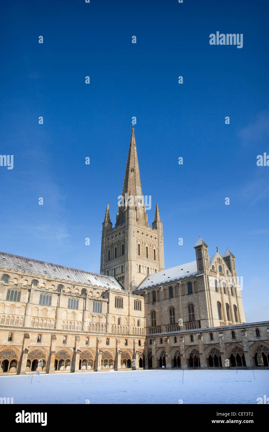 Schnee bedeckt das Labyrinth in der Kreuzgang Garth der Kathedrale von Norwich. Stockfoto