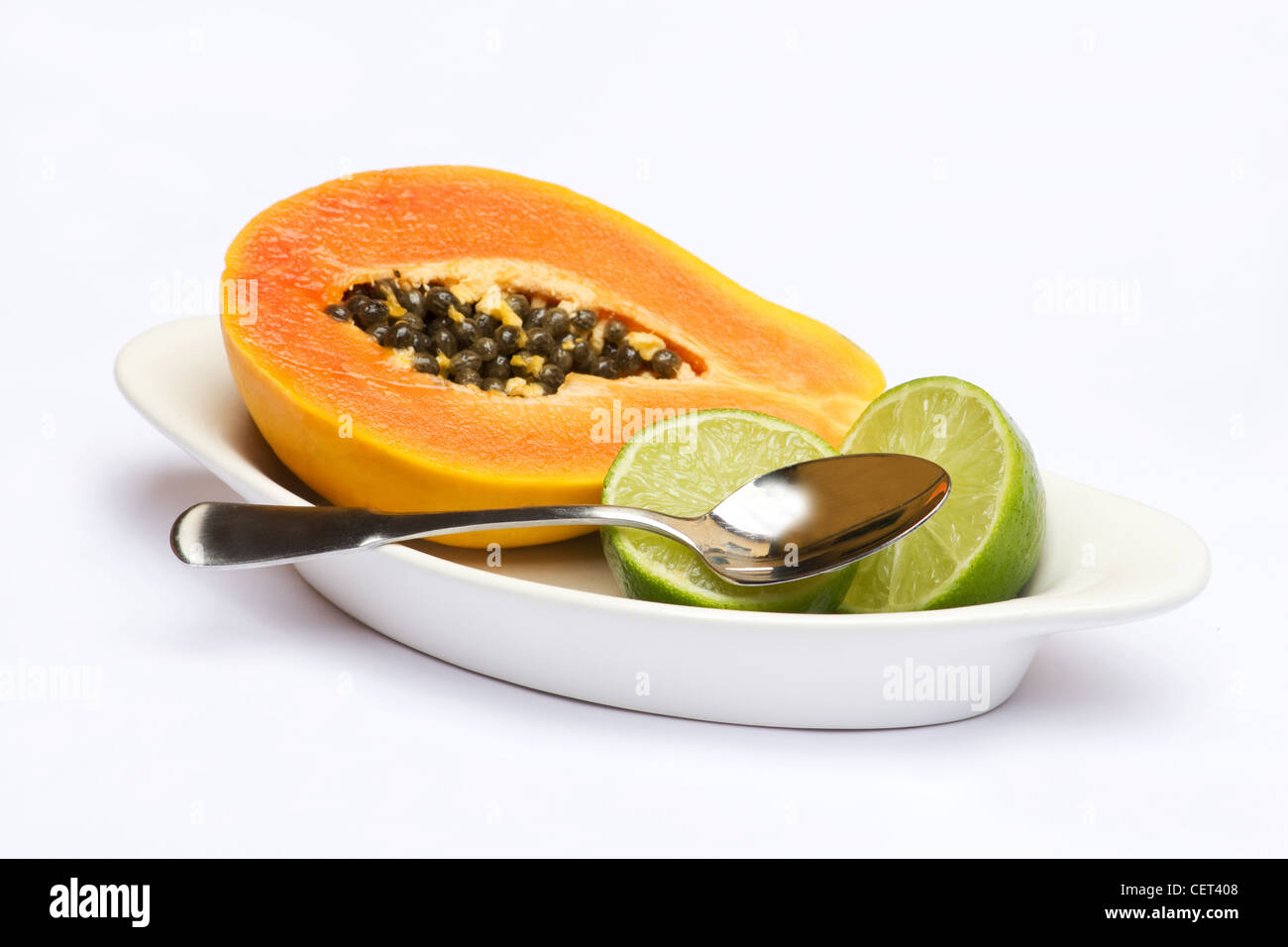 Papaya und Limone auf weißem Hintergrund Stockfoto