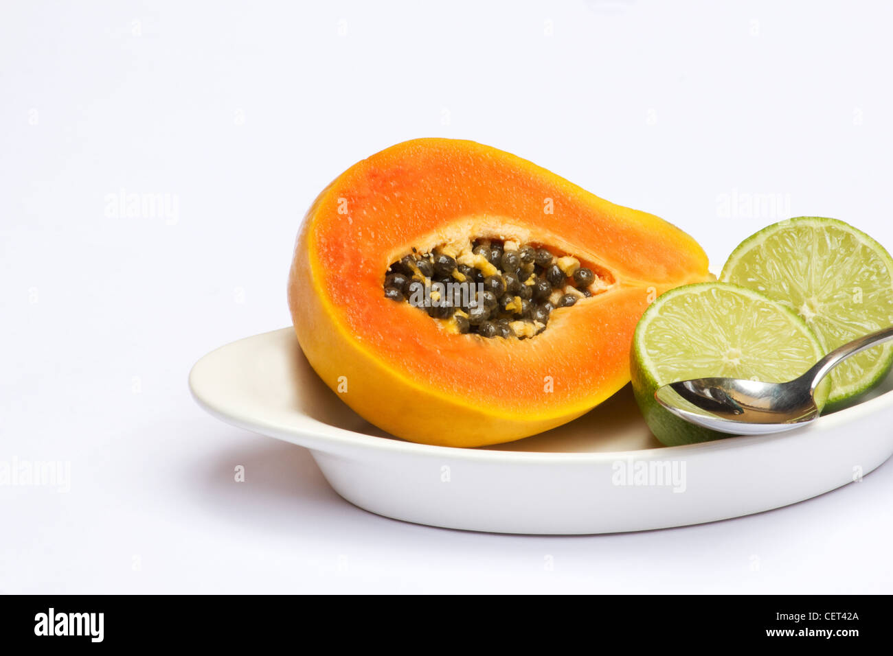 Papaya und Limone auf weißem Hintergrund Stockfoto
