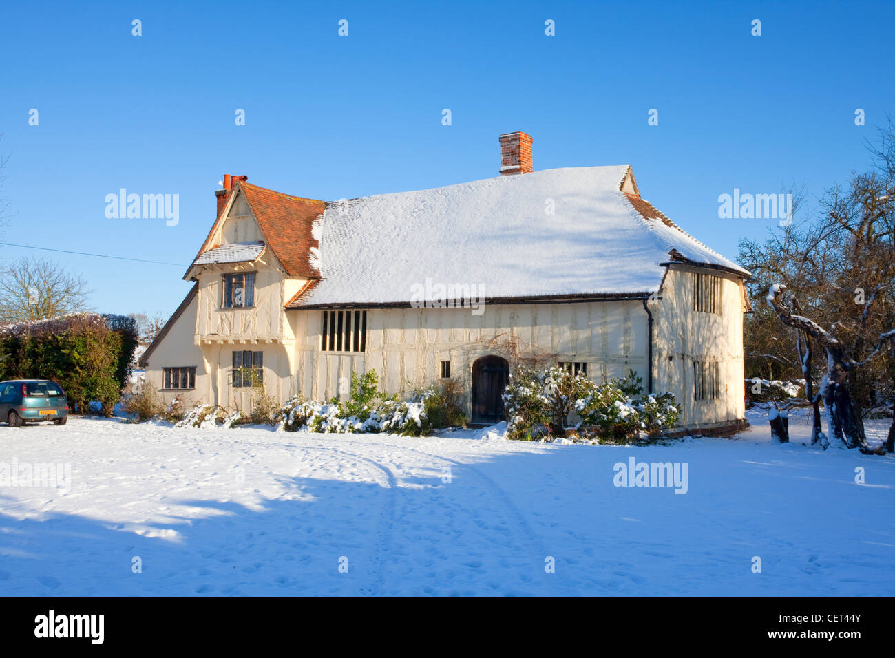 Schnee auf und um Valley Farm, einem mittelalterlichen Hall Haus gebaut im 15. Jahrhundert. Es ist das älteste Gebäude in Flatford. Stockfoto