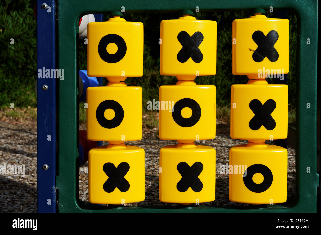 Ein Nullen und Kreuze (Tic Tac Toe) Spiel für Kinder in einem Park Stockfoto