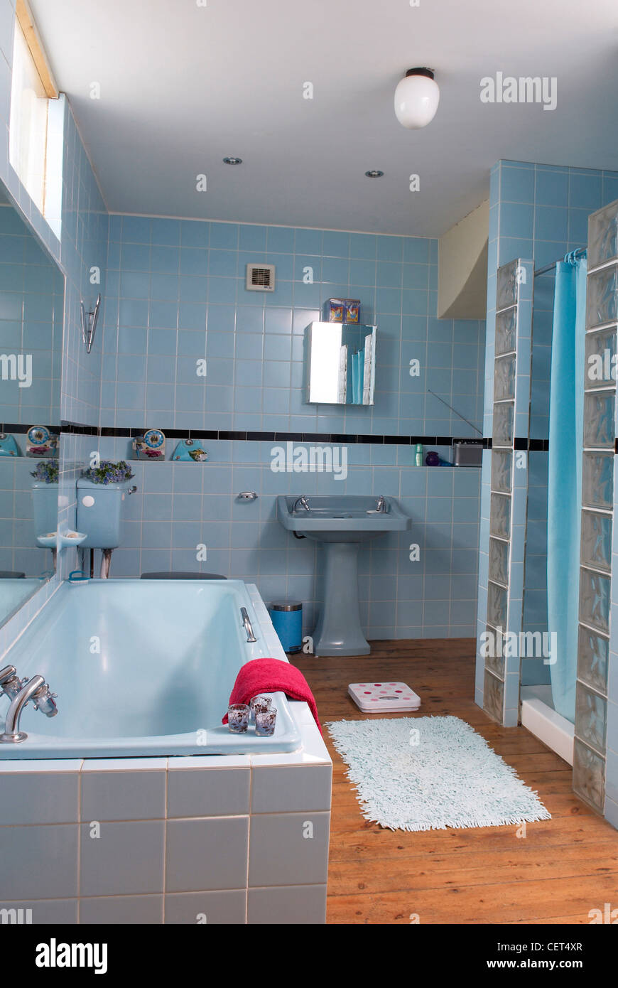 Brighton Interior Interiimage blau geflieste Badezimmerwände, blaue Senke,  blaue Toilette, blaue Bad, blauen Teppich auf Holzboden Stockfotografie -  Alamy