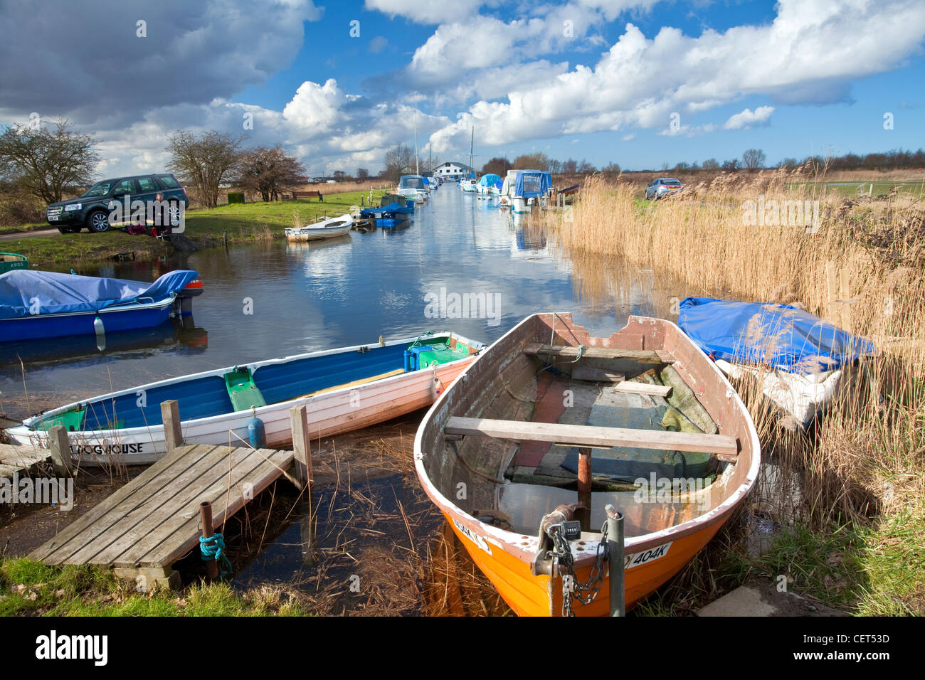 Ein Angler Angeln am Martham Staithe auf den Norfolk Broads. Stockfoto