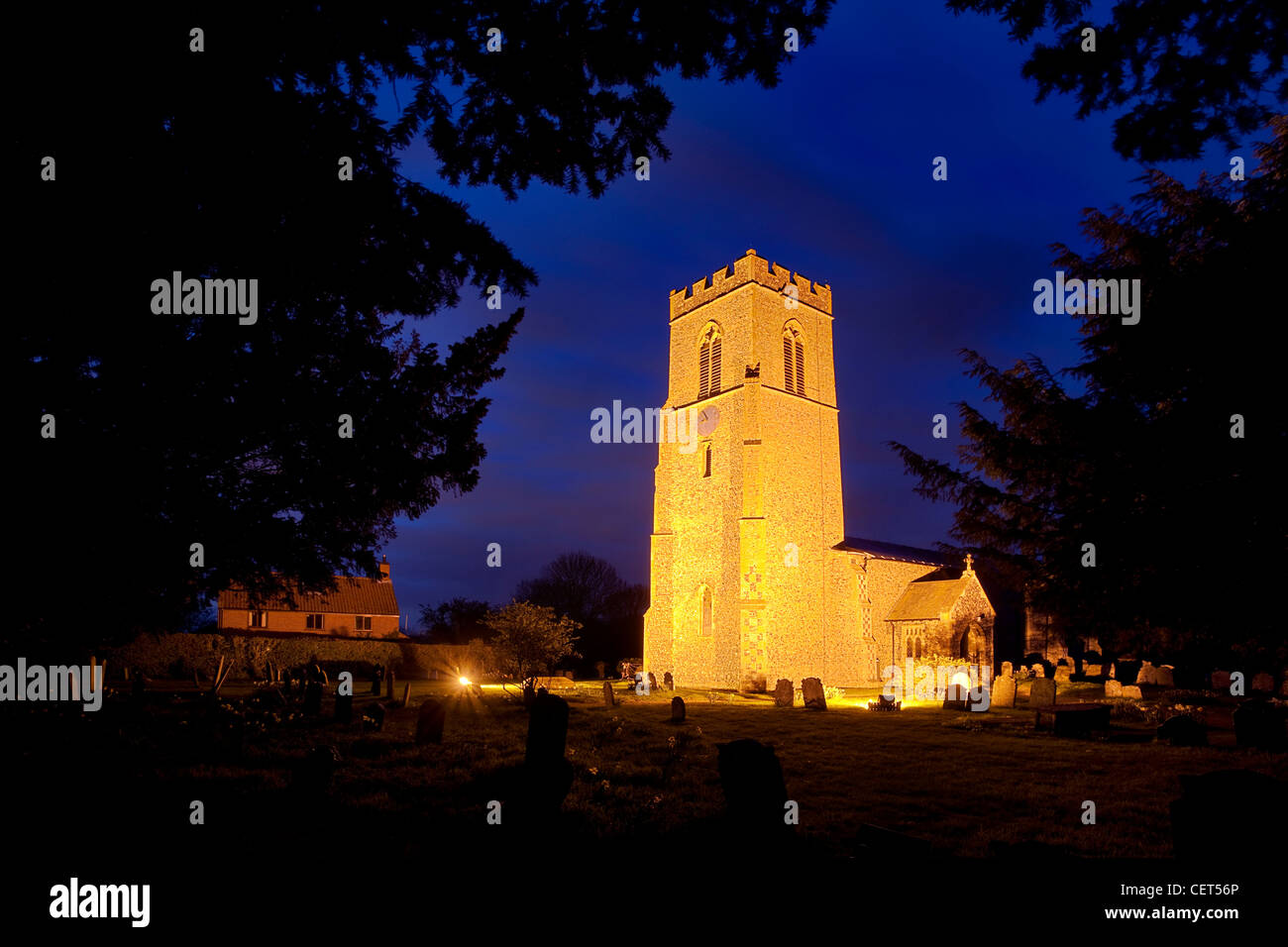 St Mary Magdalen Kirche, Teile stammen aus dem späten 14. Jahrhundert, nachts beleuchtet. Stockfoto