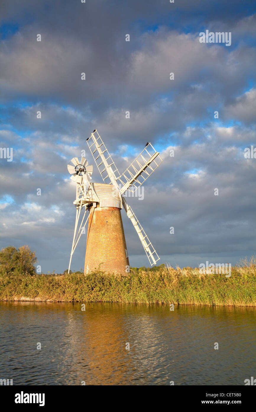 Turf Moor Entwässerung Mühle am Fluss Ant in den Norfolk Broads. Stockfoto