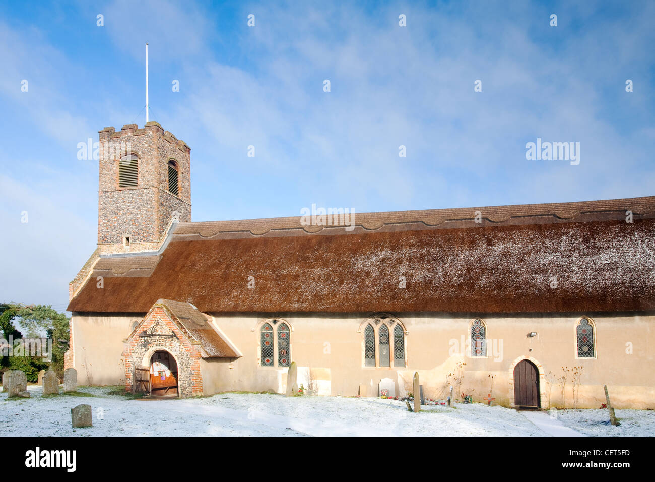 Kirche St. Ethelbert am Thurton in Norfolk nach einem Winter Schneefall. Stockfoto