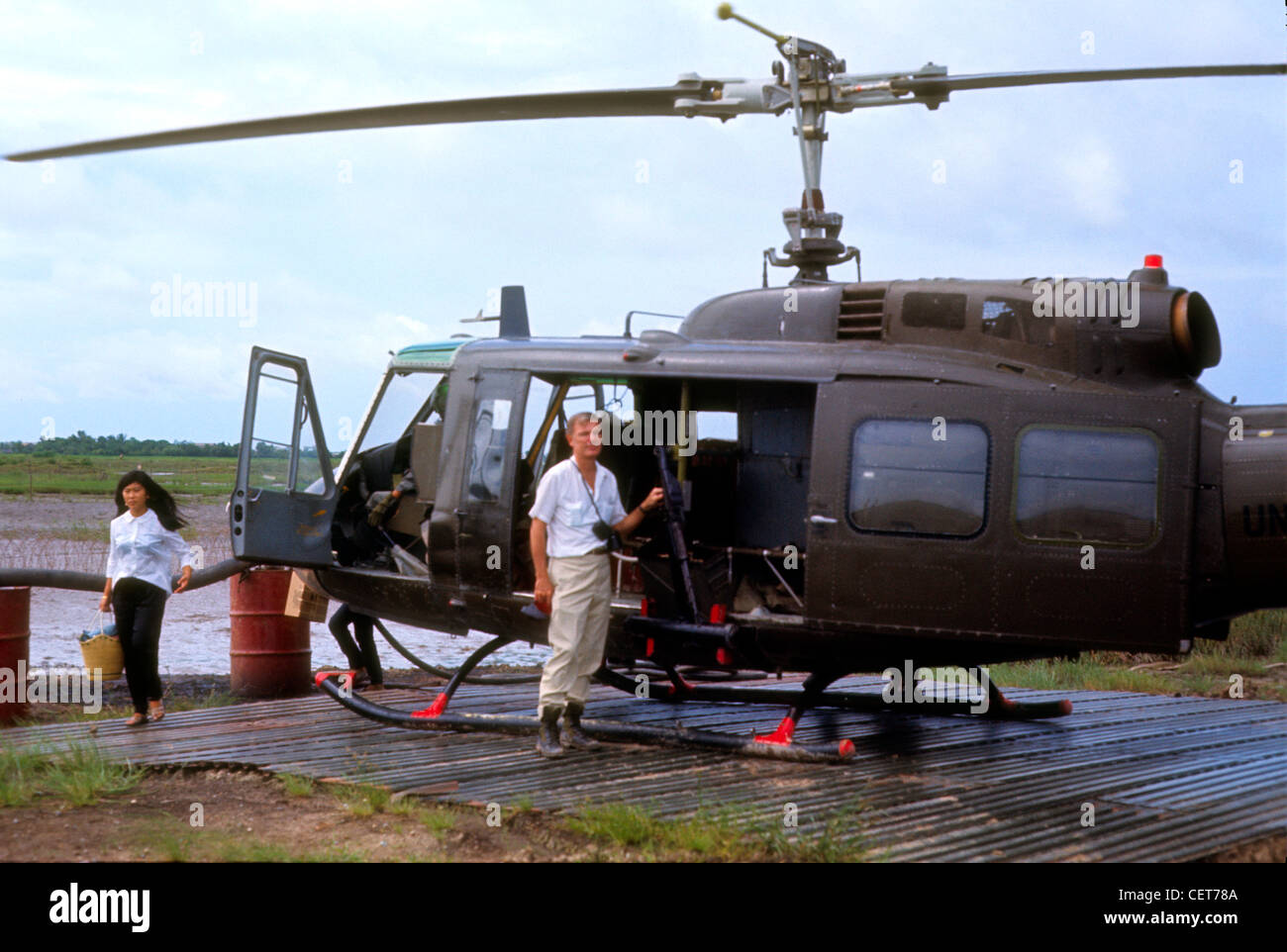 Amerikanische stand neben unmarked Hubschrauber während des Vietnam-Krieges. Huey Bell uh - 1h Stockfoto