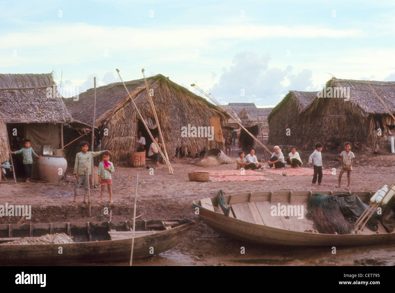 Boote in Dorf mit Kindern geparkt und Bambus Häuser Hütten während des Vietnam-Krieges. Stockfoto