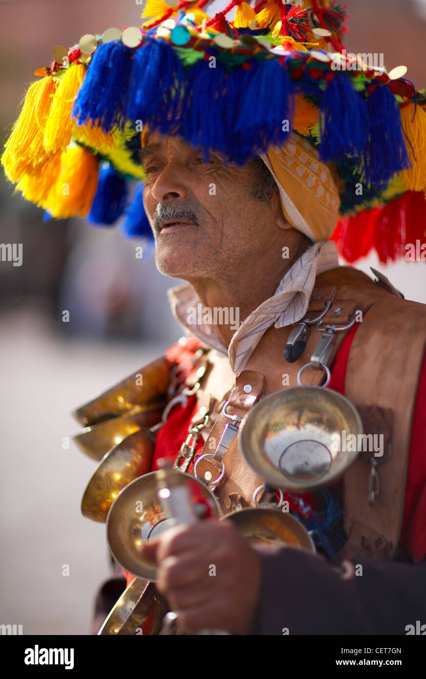 ein Mann in traditioneller Kleidung, Platz Jemaa el Fna, Marrakesch, Marokko Stockfoto