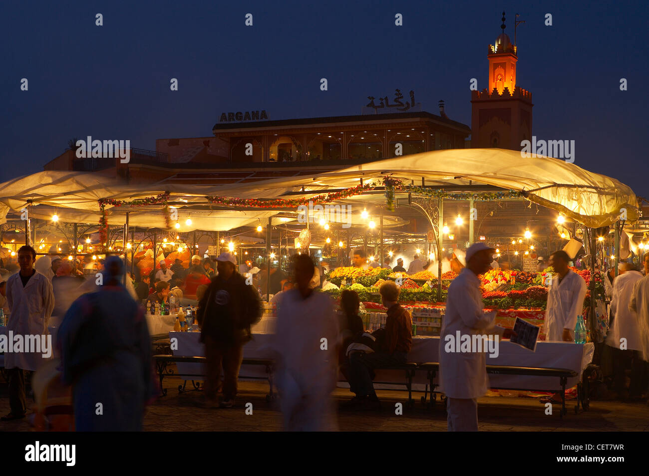 temporäre Restaurants inmitten der Platz Djemaa el Fna in der Abenddämmerung, Marrakesch, Marokko Stockfoto