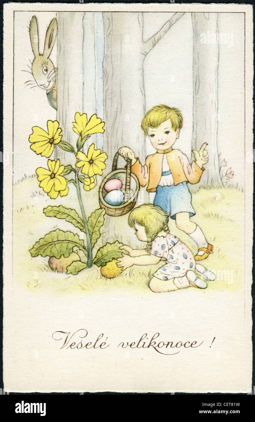 Ostern Postkarte gedruckt in der Tschechoslowakei, zeigt ein fröhlicher kleiner Junge und ein Mädchen mit einem Korb von Ostern Eiern, um 1950. Stockfoto