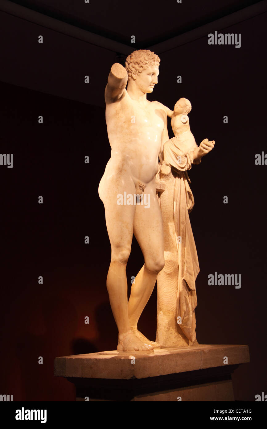 Statue des Hermes trägt das Kind Dionysos, von Praxiteles