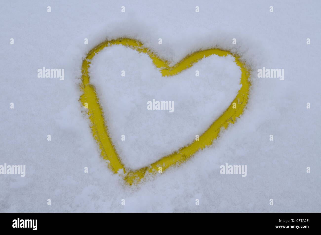 Herzform im Schnee Stockfoto