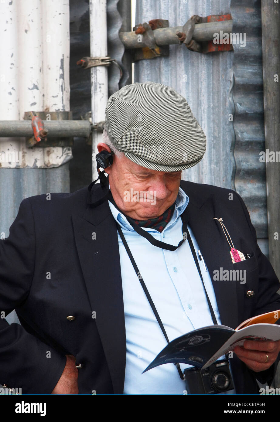 Mann liest Rennkalender beim Goodwood Revival. Stockfoto